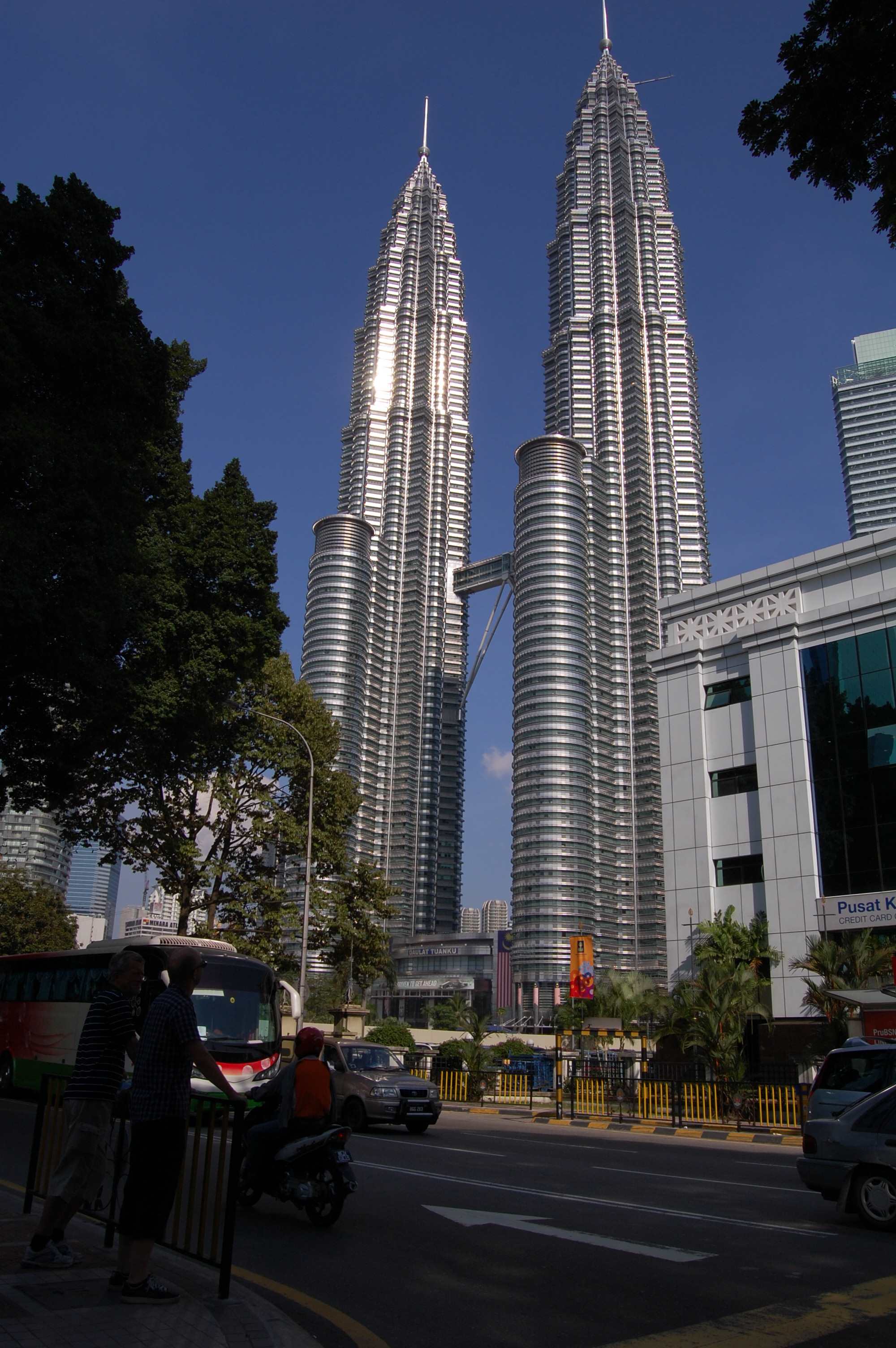 200.jpg (127199 bytes)