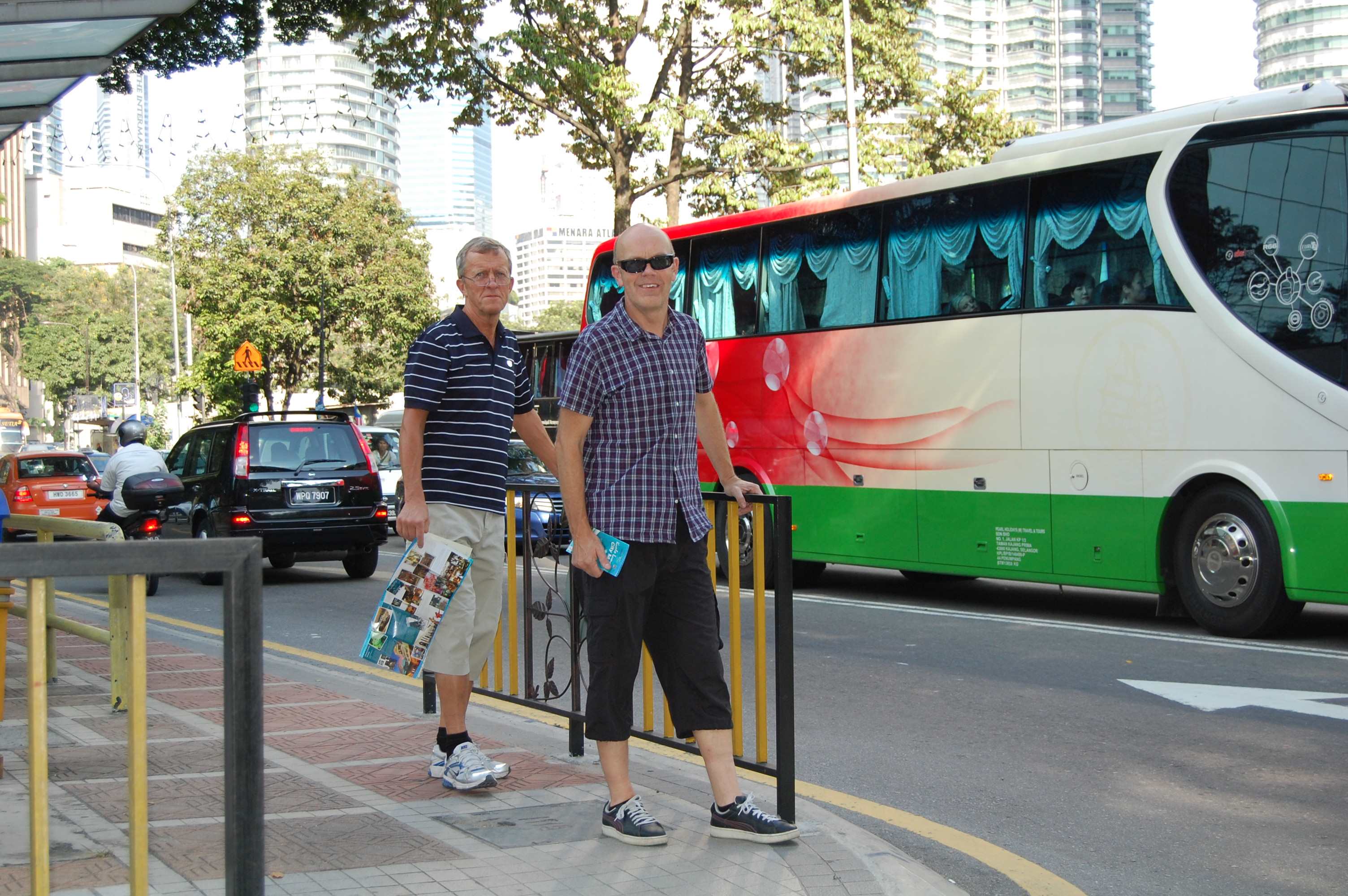 220.jpg (250910 bytes)