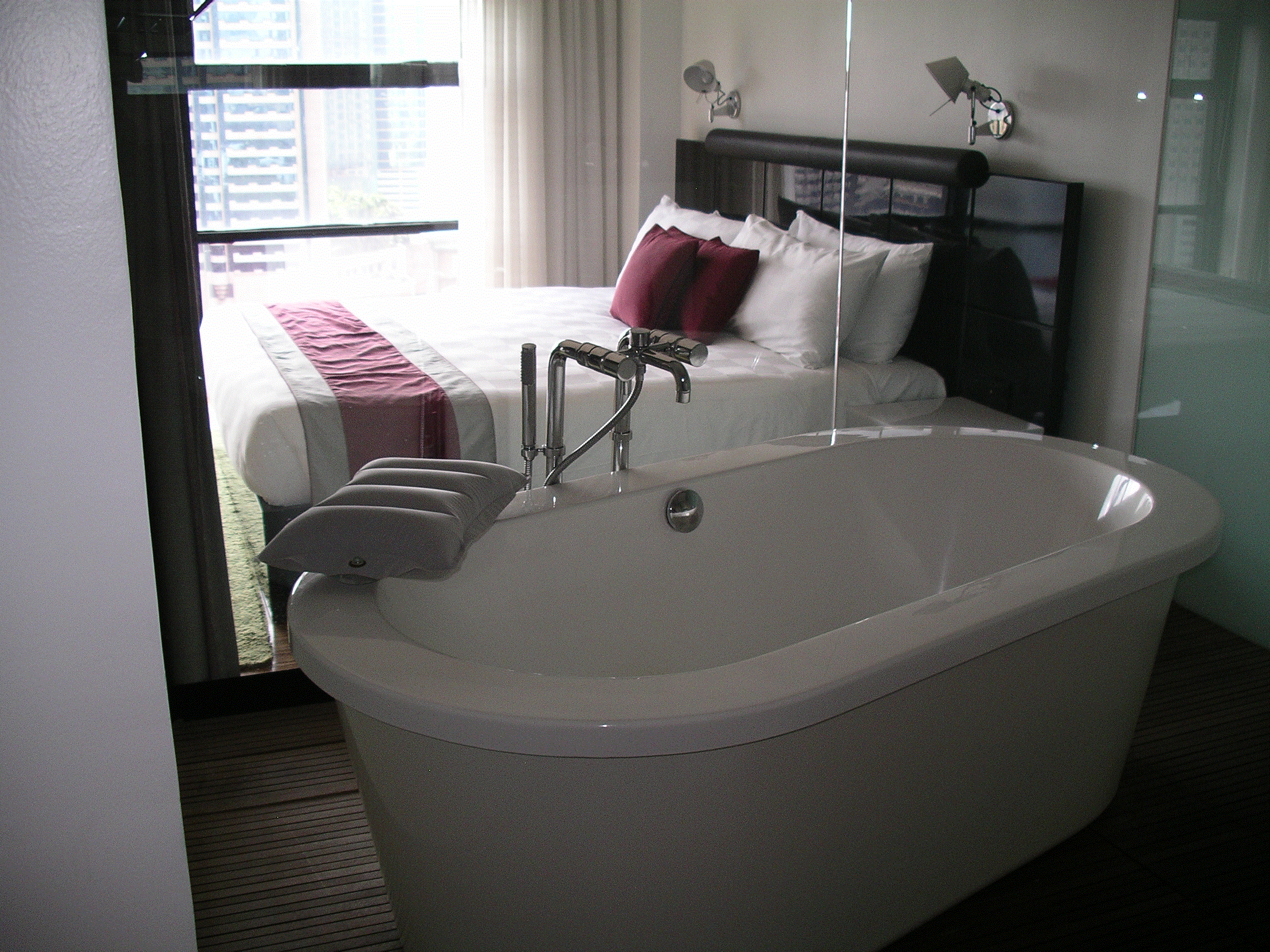 70.gif (124997 bytes)