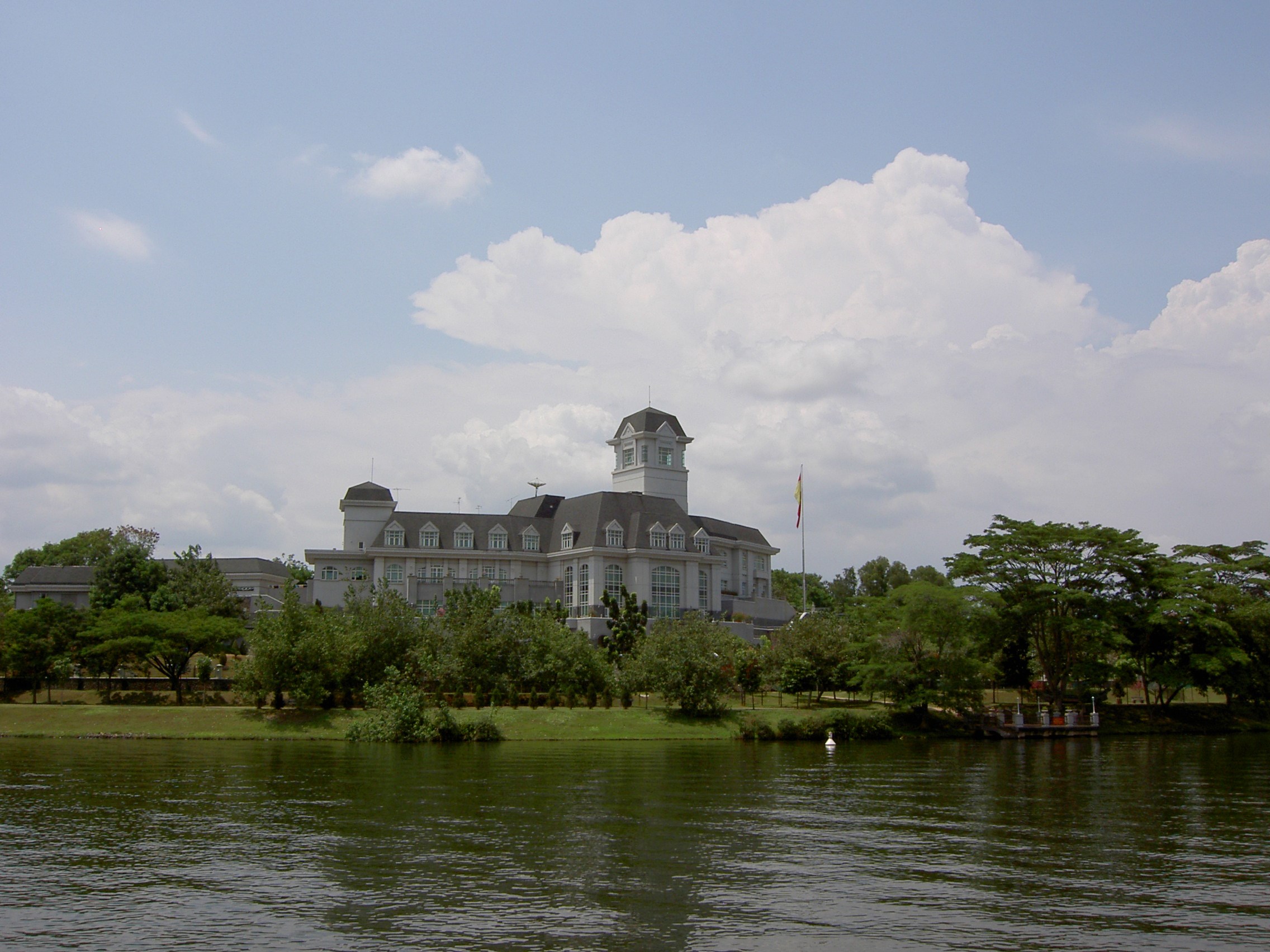 890.jpg (147915 bytes)