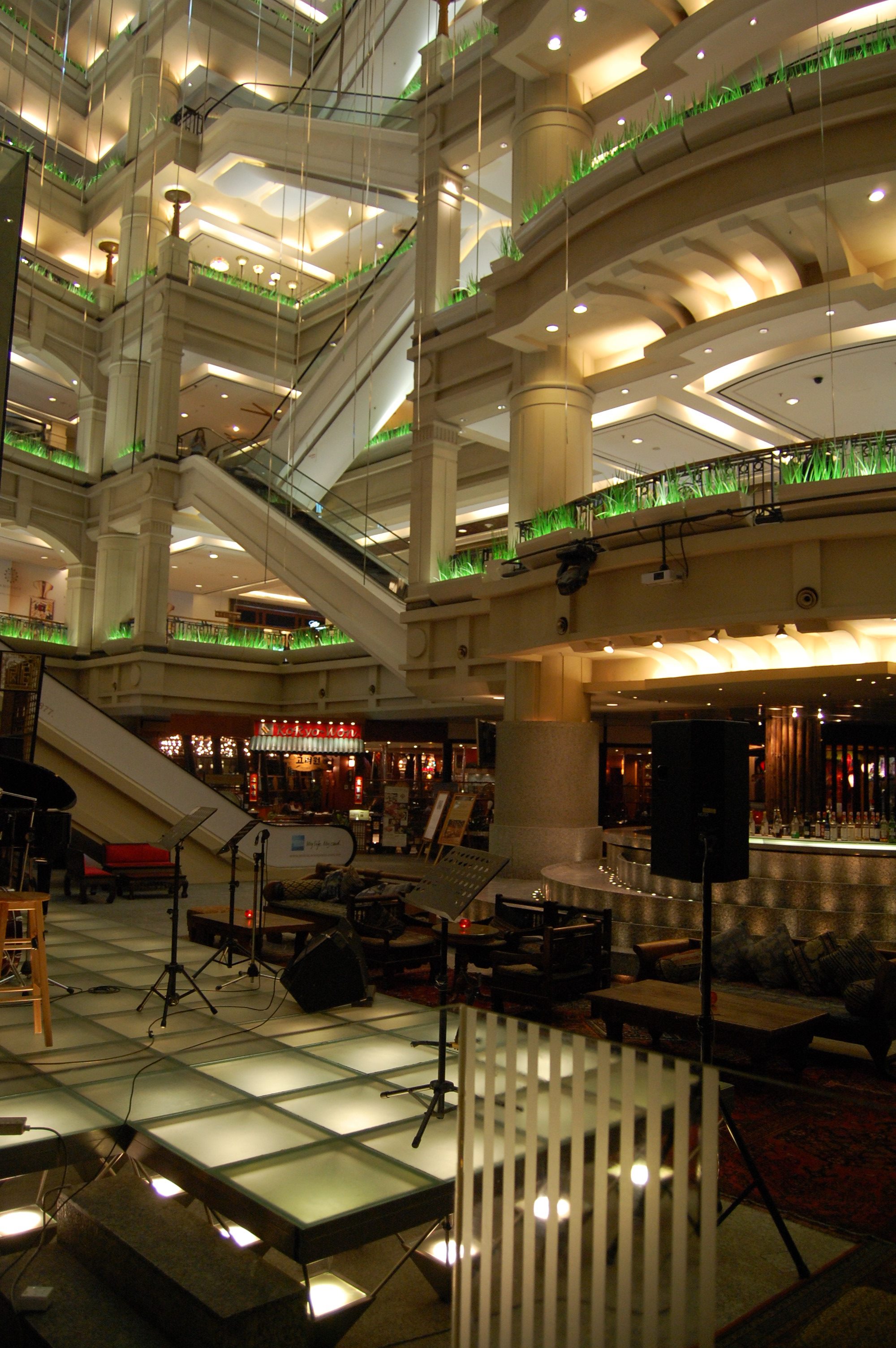 0823.jpg (142435 bytes)