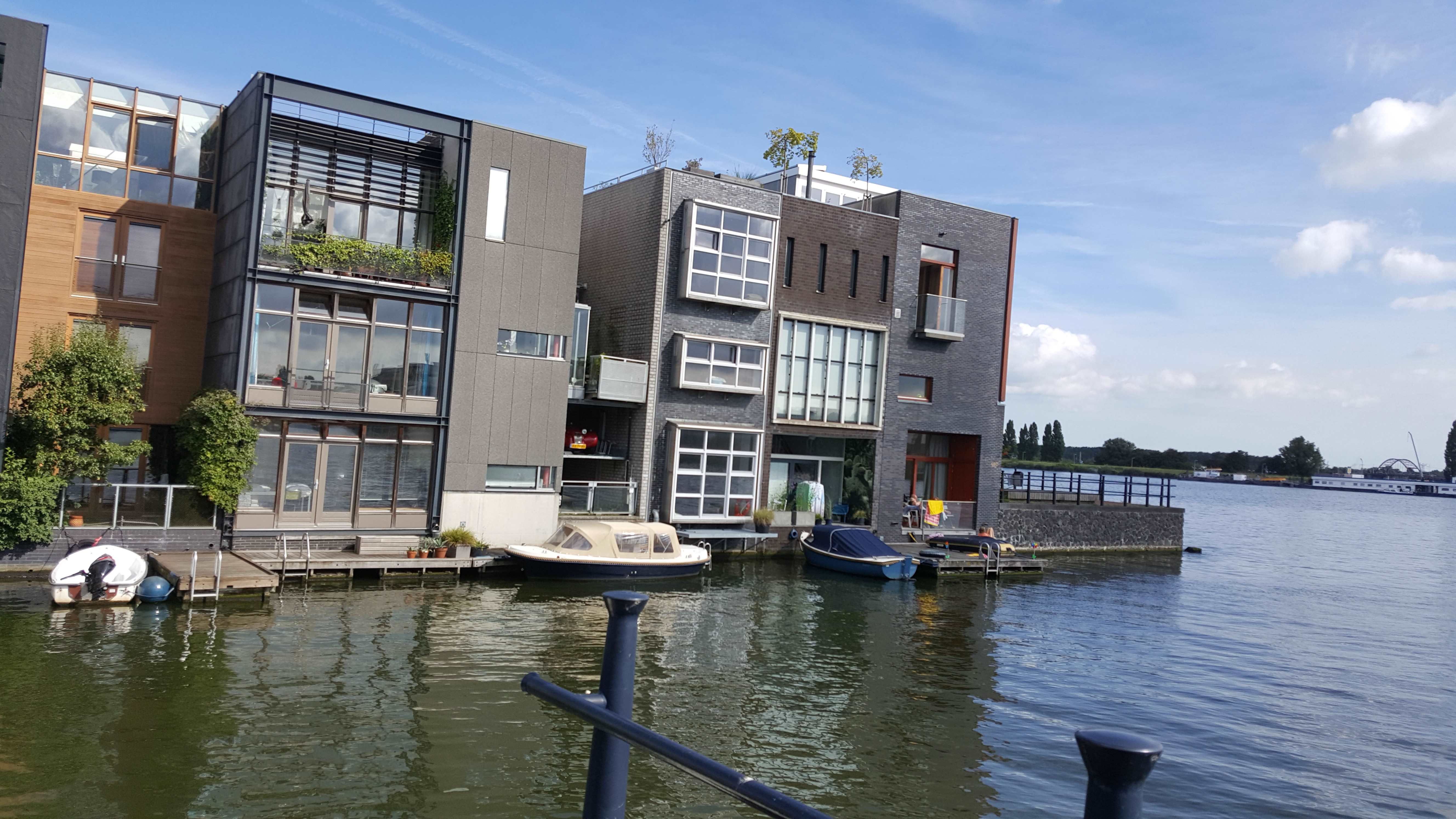 110.jpg (133810 bytes)