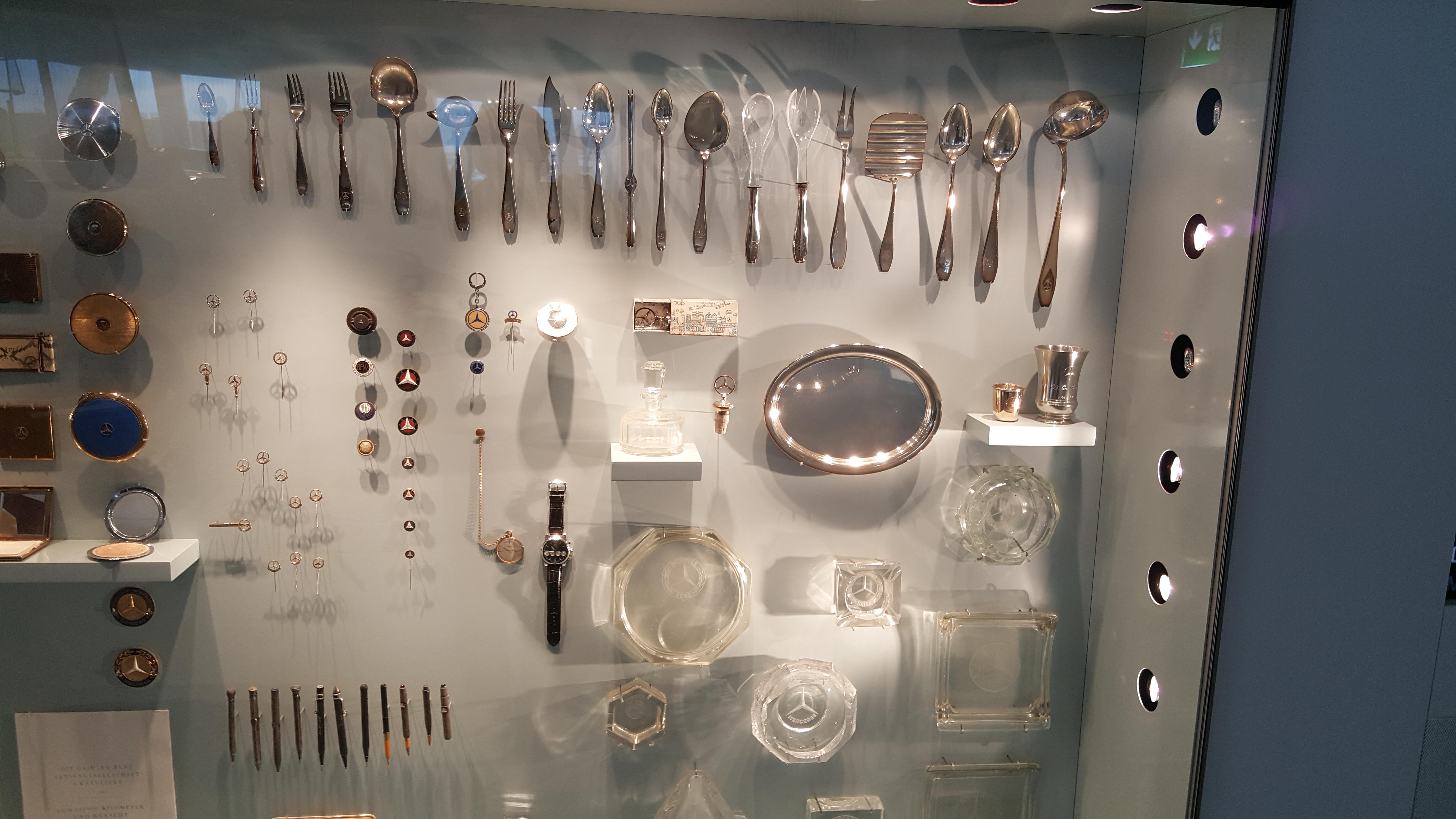 220.jpg (131761 bytes)