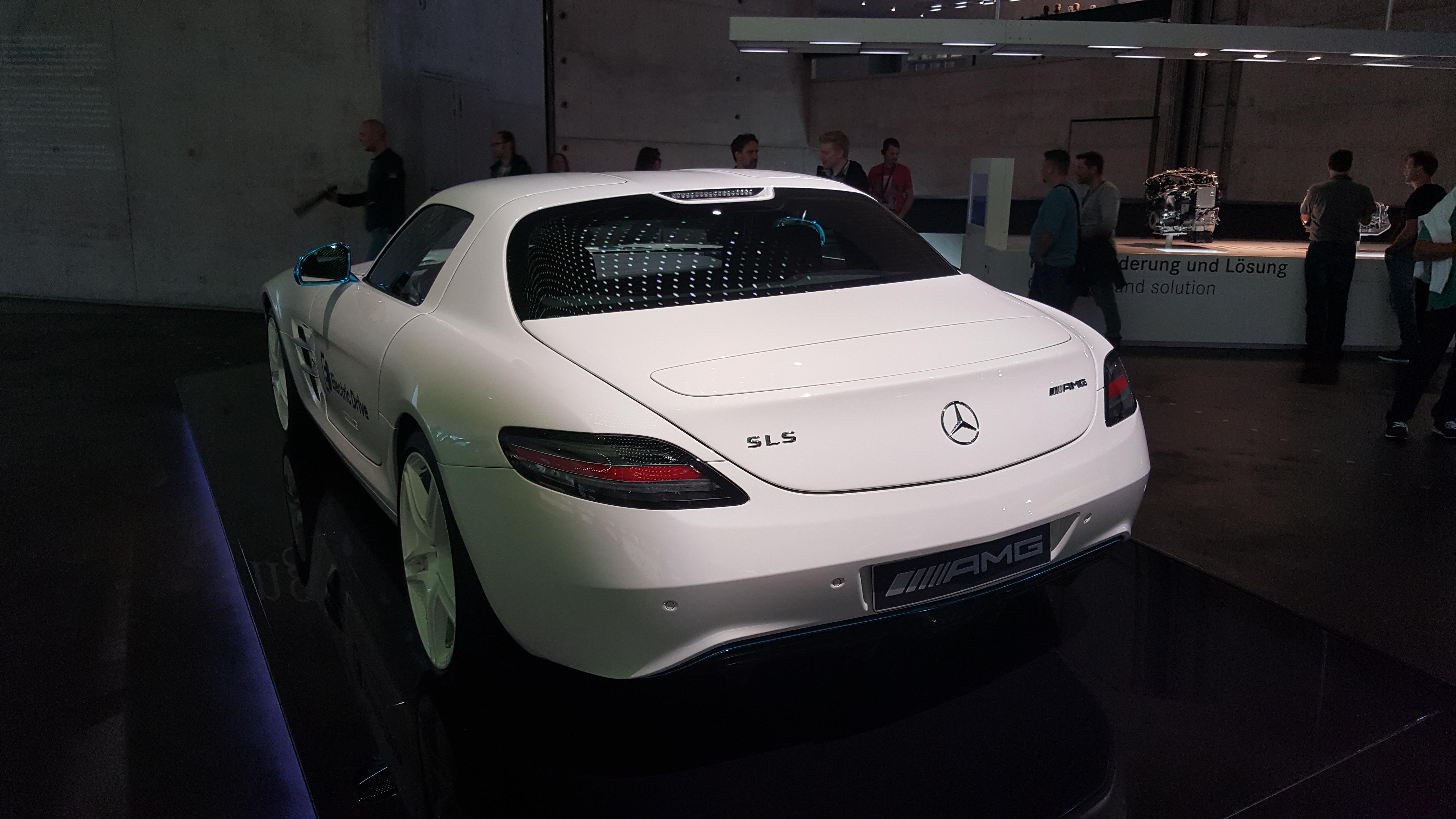 260.jpg (127199 bytes)