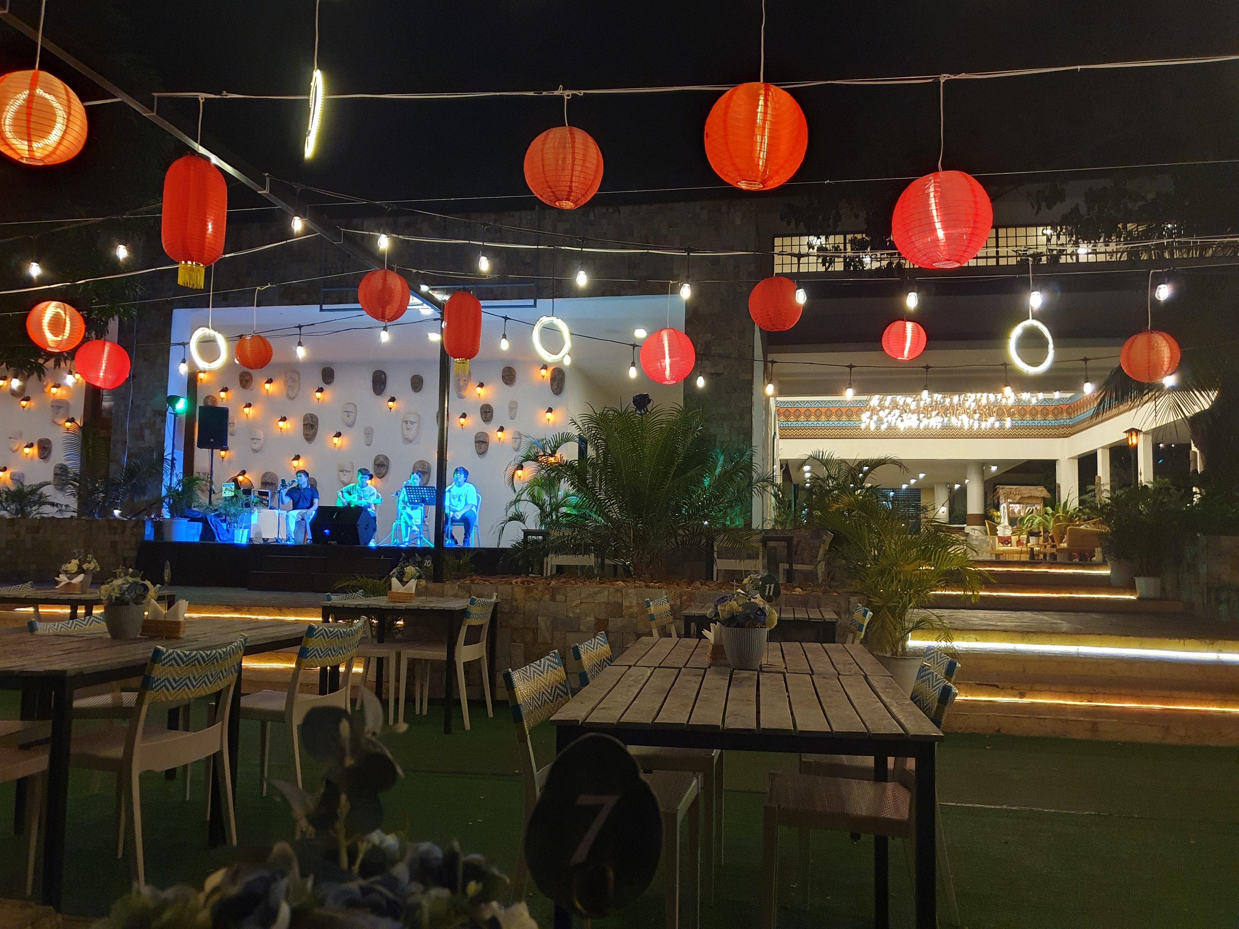 160.jpg (165335 bytes)